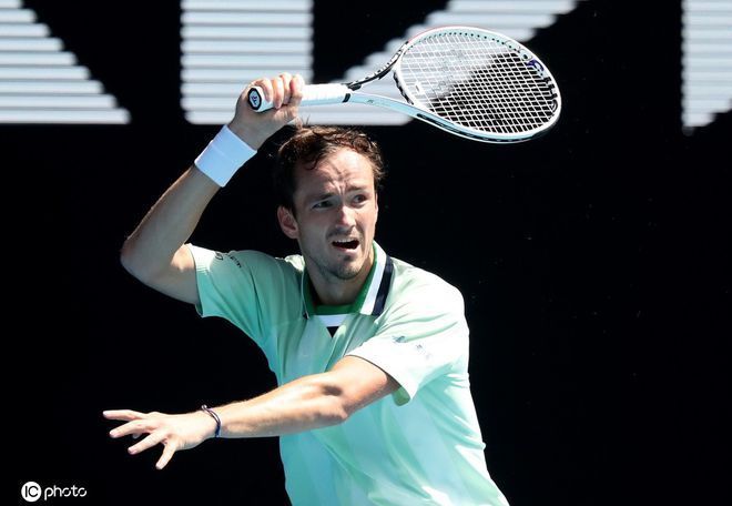 他再次用行 他再次用行